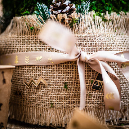 saténová stuha s motívom indického lesa taupe posiata zlatom 1,9 cm x 10 m vzory týpí a medveďov