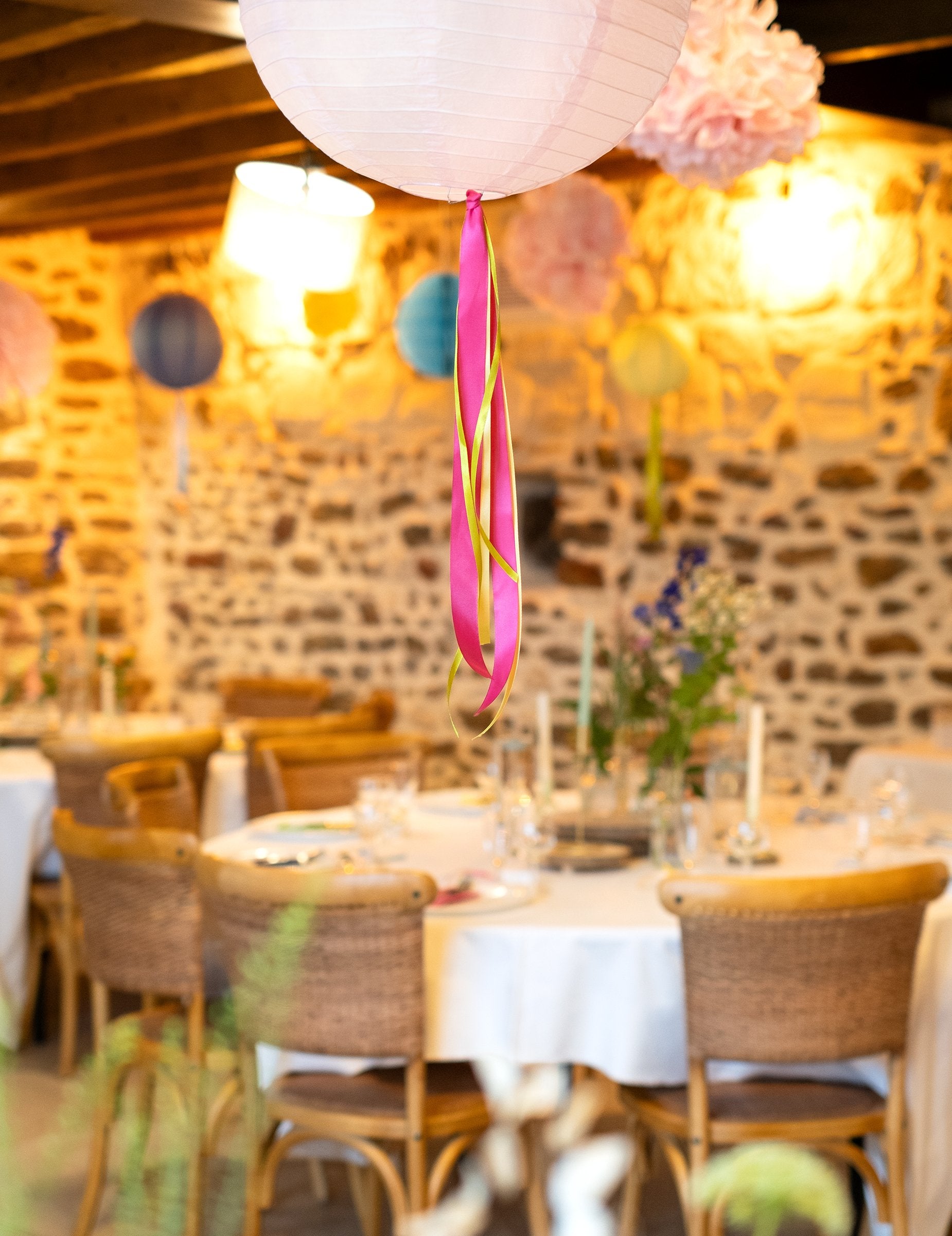 Mise en situation décorative sur une lanterne du ruban satin pour décoration jaune