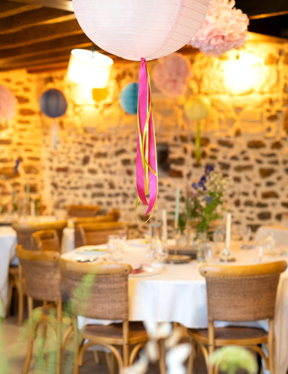 Mise en situation décorative sur une lanterne du ruban satin pour décoration jaune