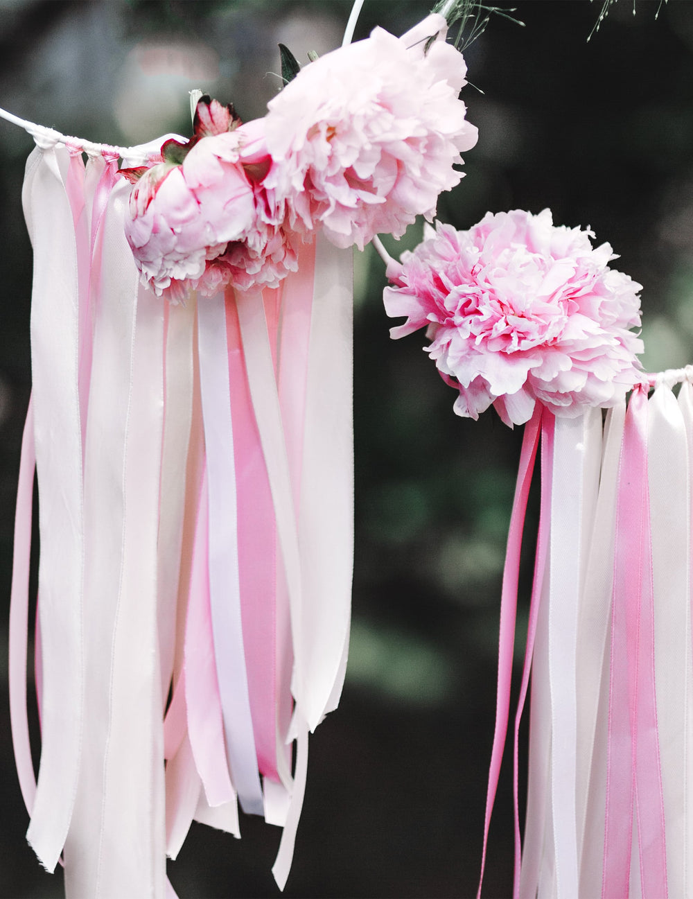 Mise en situation décorative du ruban satin pour mariage pêche