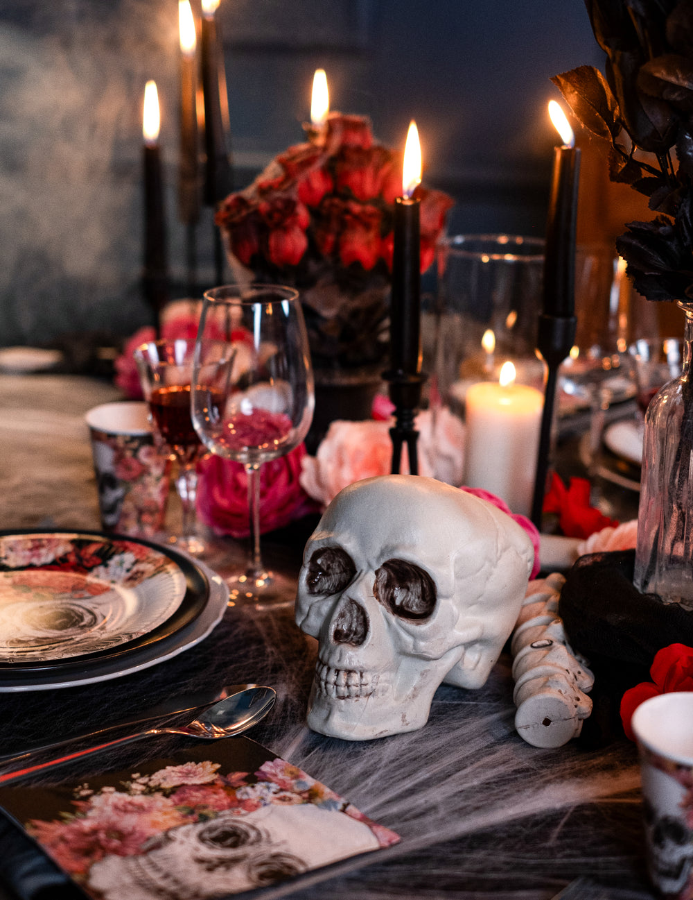 Détail du crâne et de la colonne vertébrale sur une table du Sac d'os 12 pièces Halloween