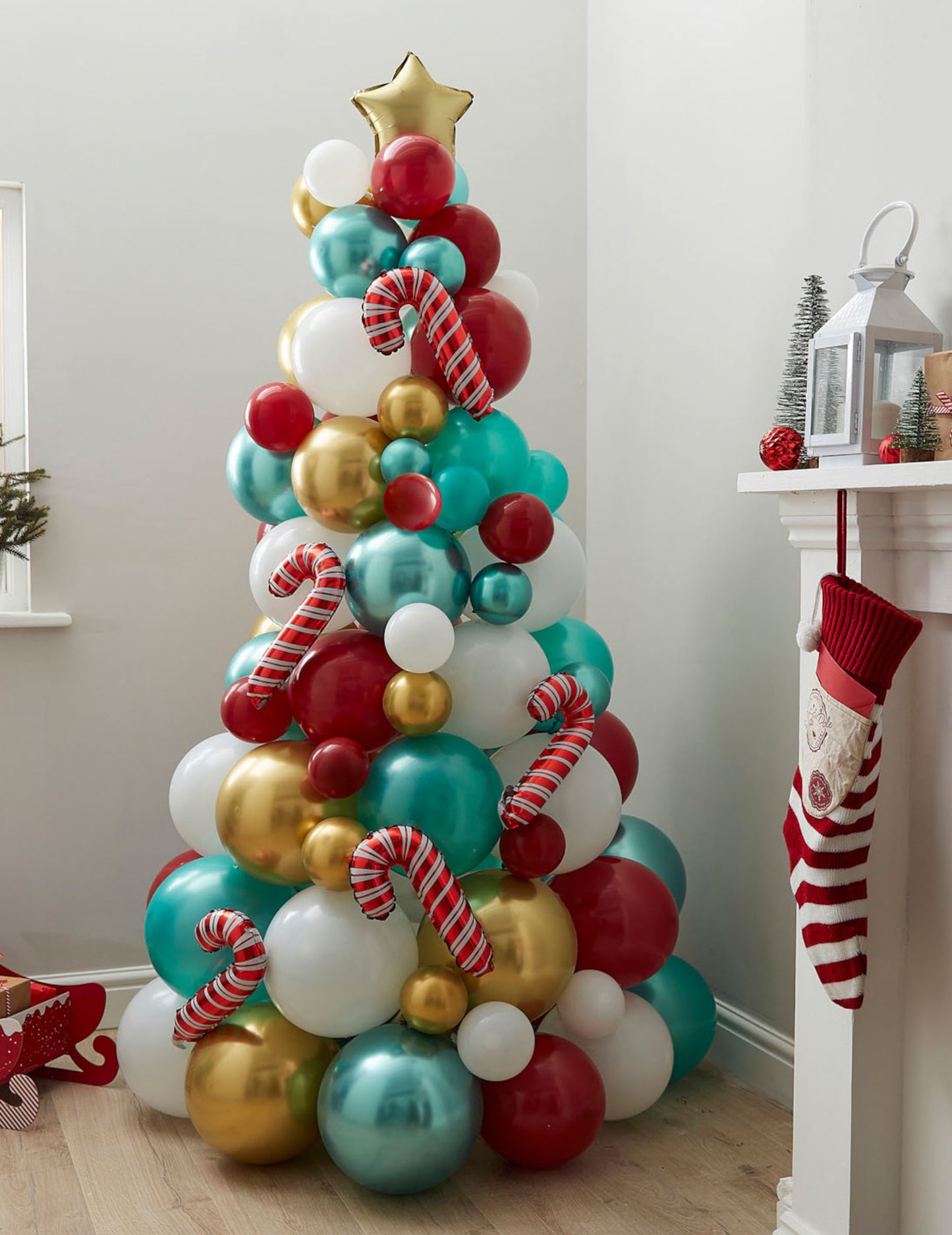 Vianočný stromček vyrobený z červených, zelených a zlatých balónov s cukrovou trstinou 180 cm