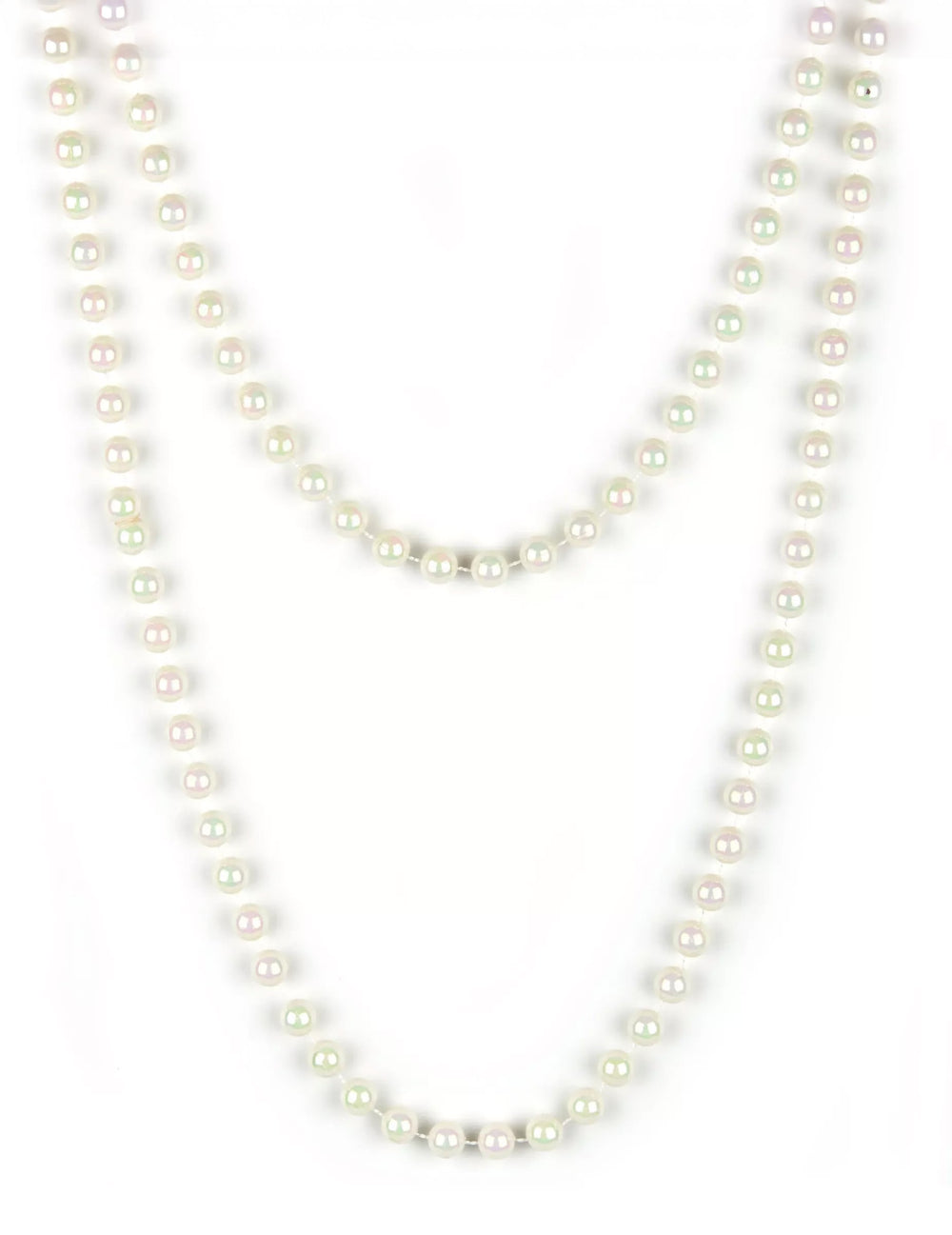 Gros plan sur les perles du sautoir de perles nacrées pour femme