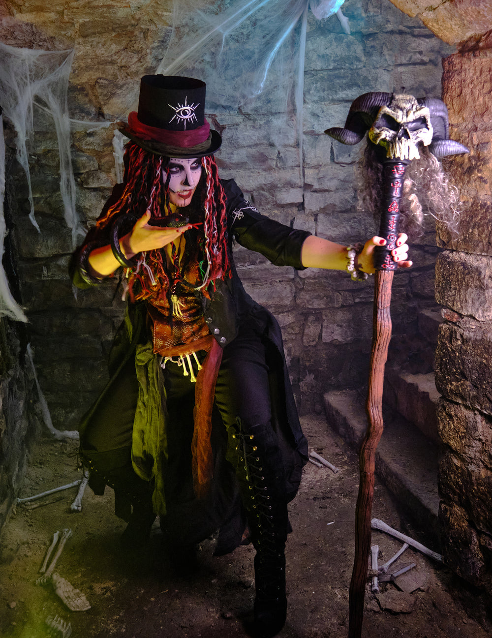Mise en scène dans une crypte du sceptre de magicien sorcier avec crâne