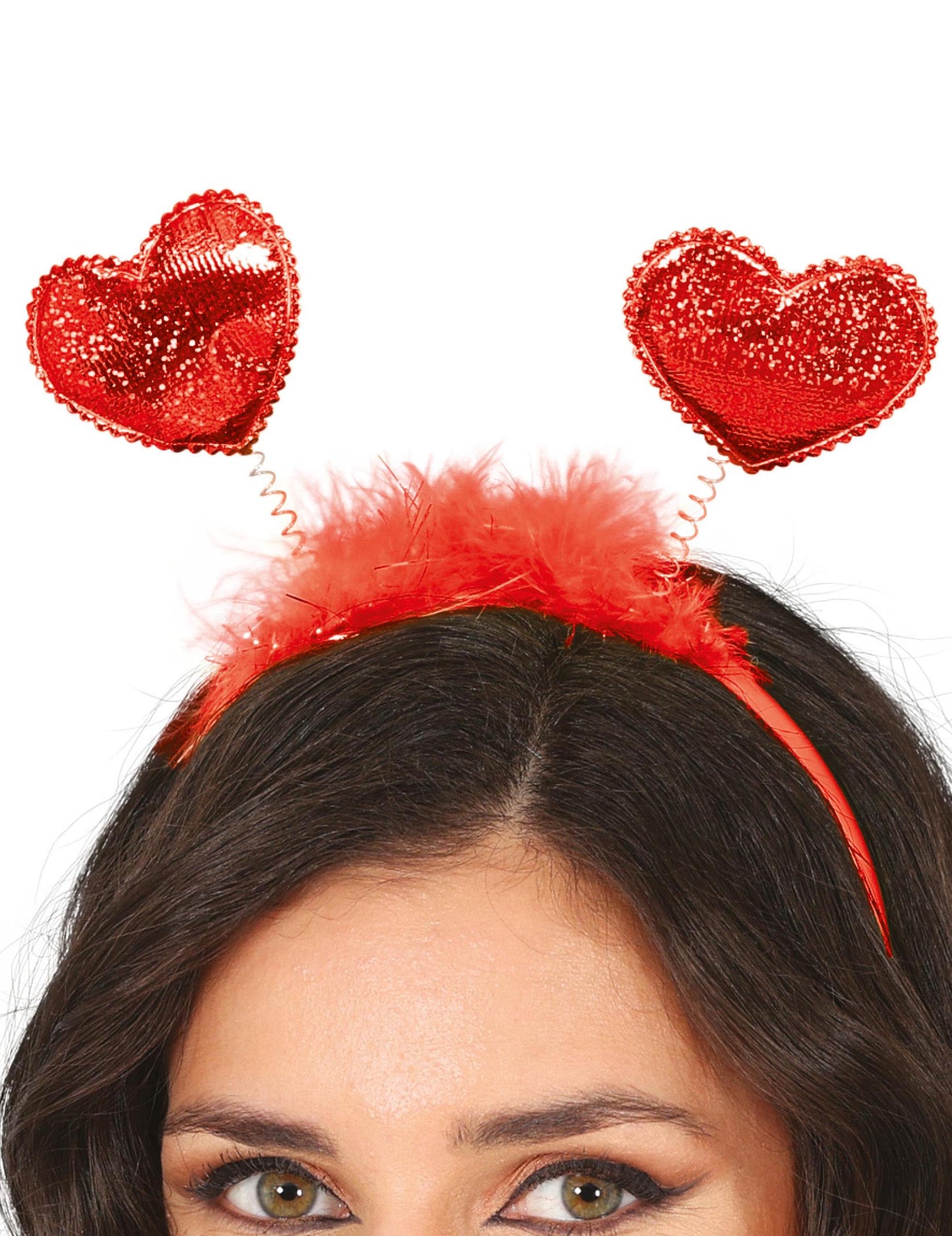 Gros plan sur les cœurs pailletés et les plumes du serre-tête à cœurs rouges