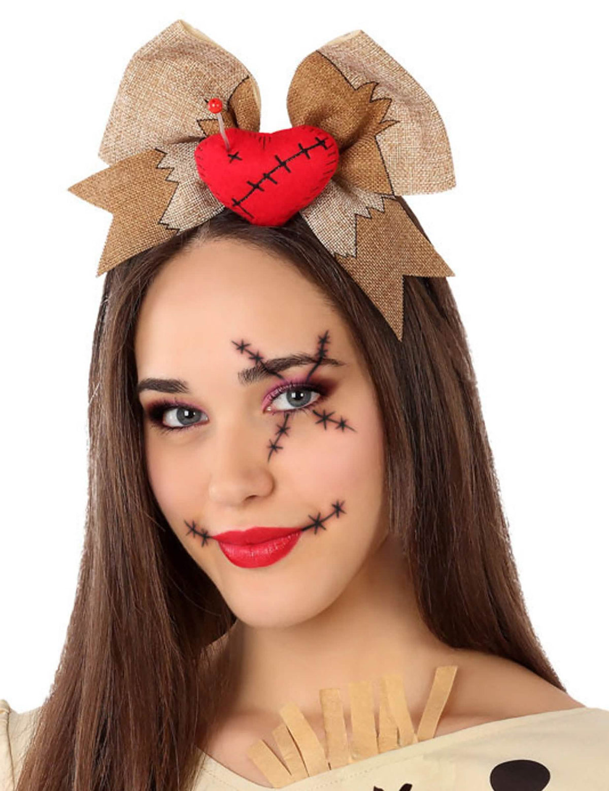 Čelenka voodoo bábiky pre dospelého béžová s mašľou z jutovej látky a červené srdce