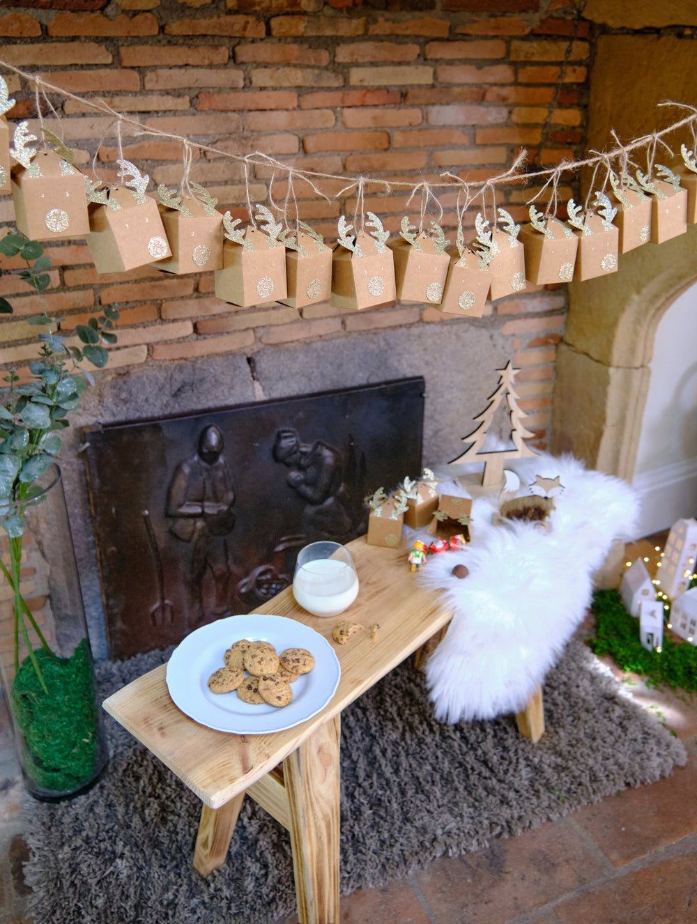 Mise en situation festive avec cheminée du set calendrier de l'avent renne en kraft