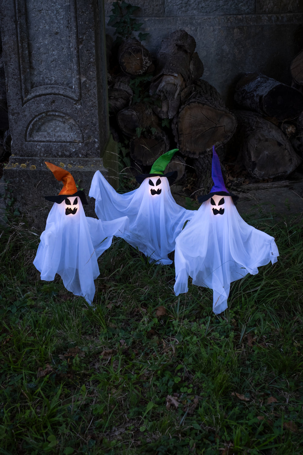 Mise en situation dans un jardin du set de 3 fantômes lumineux avec piquets