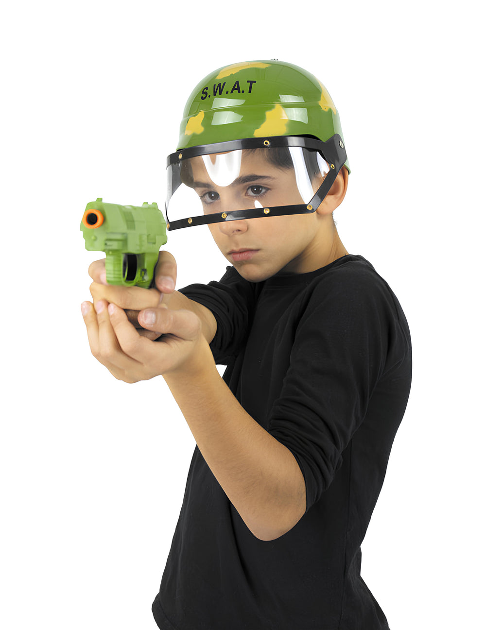 Enfant portant le casque à visière et le pistolet du set militaire pour enfant