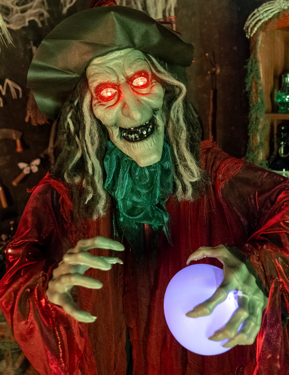 Gros plan sur les yeux lumineux et la boule de cristal de la sorcière maléfique animée