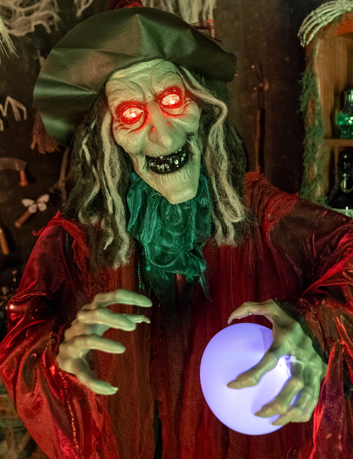 Gros plan sur les yeux lumineux et la boule de cristal de la sorcière maléfique animée