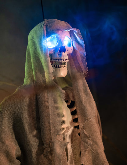 Gros plan sur les yeux bleus lumineux du squelette lumineux à suspendre Halloween