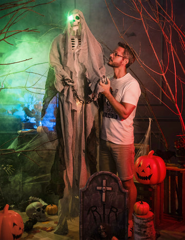 Svietiaca sivá závesná kostra na Halloween 180 cm