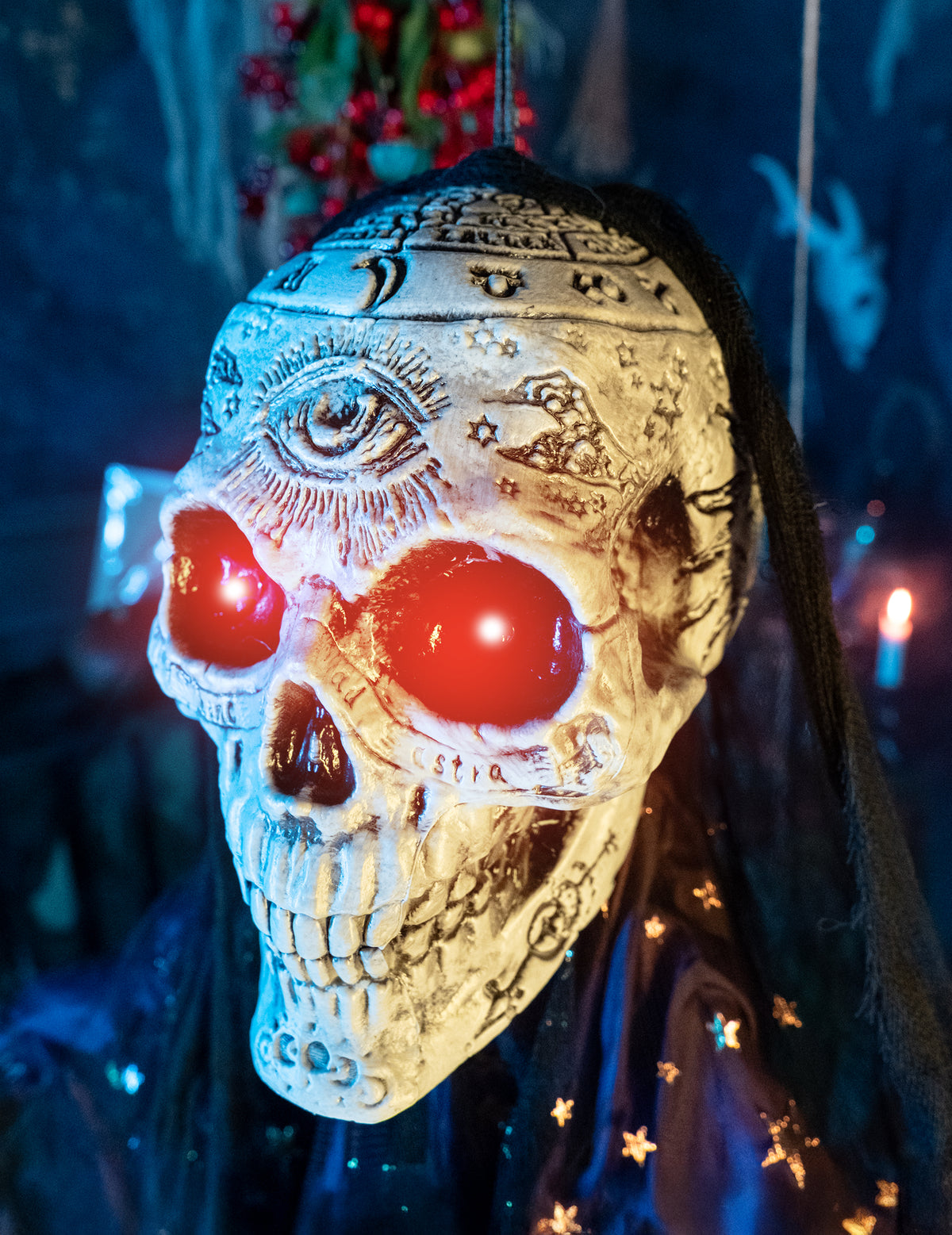 Gros plan sur les yeux lumineux rouges et les symboles du crâne du squelette de voyante