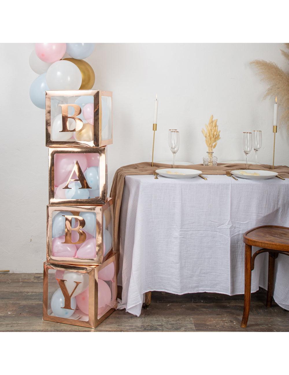 Mise en scène des stickers baby lettres pour baby shower rose gold
