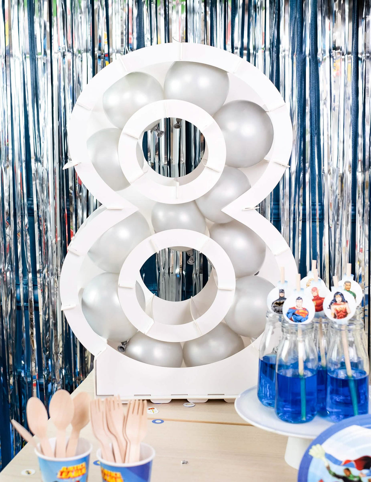 Chiffre 8 garni de ballons de la structure chiffre pour décoration de fête blanc en carton à garnir