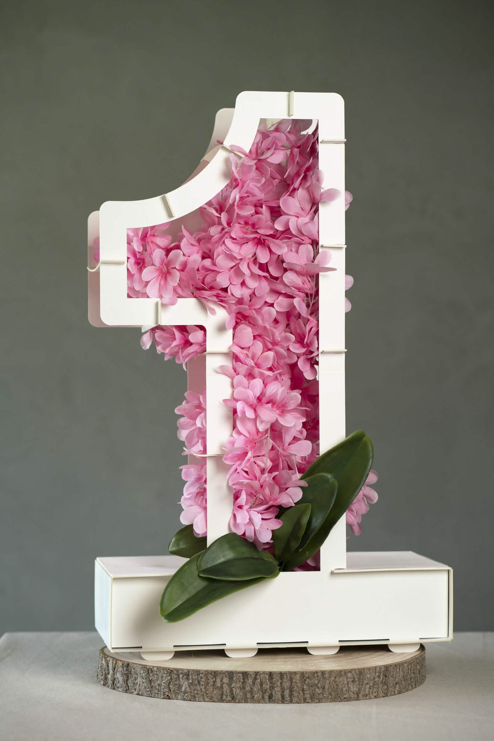 Chiffre 1 garni de fleurs roses de la structure chiffre pour décoration de fête blanc en carton à garnir