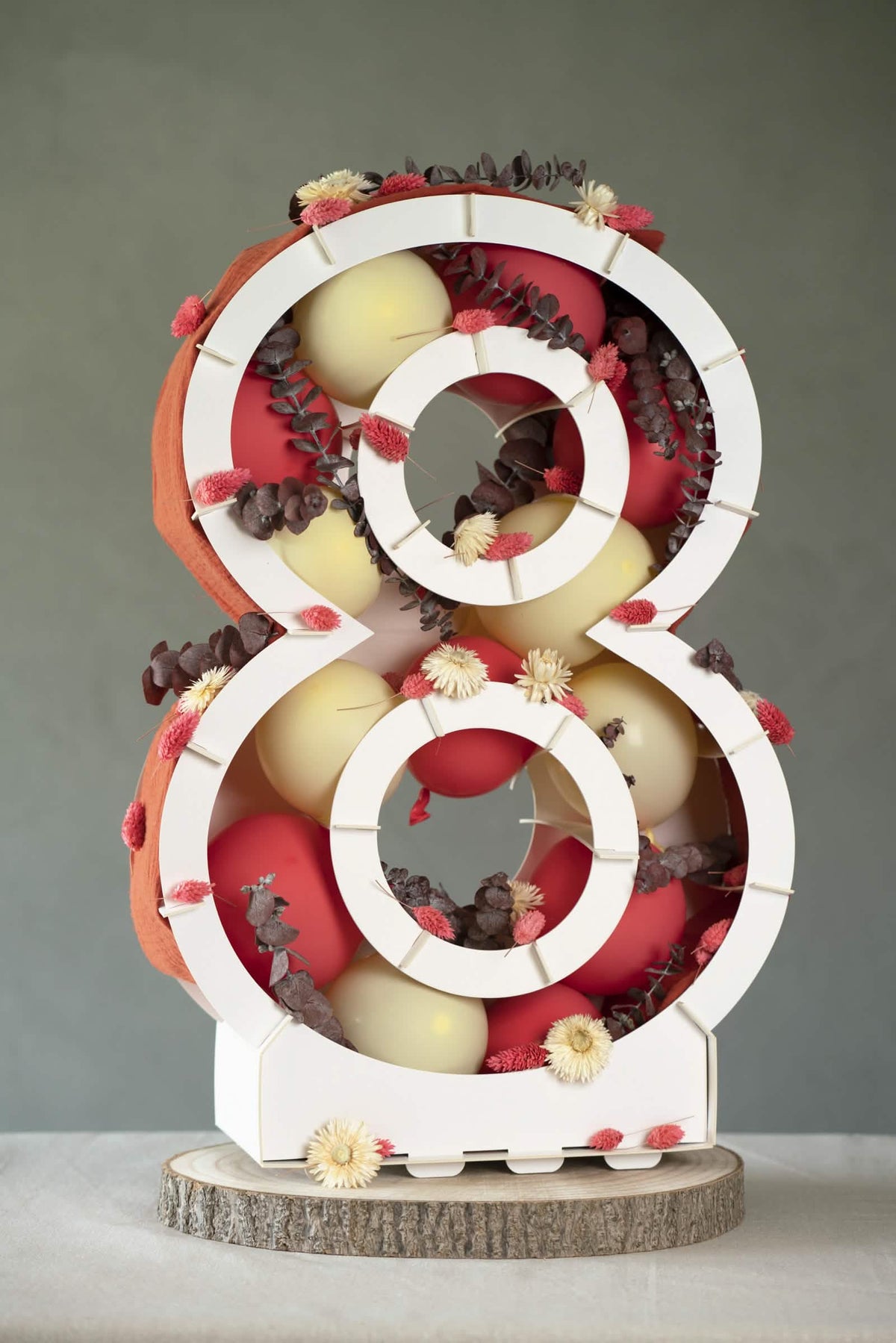 Chiffre 8 garni de ballons et de fleurs de la structure chiffre pour décoration de fête blanc en carton à garnir