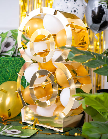 Gros plan sur le chiffre 8 de la structure chiffre doré pour ballons en carton