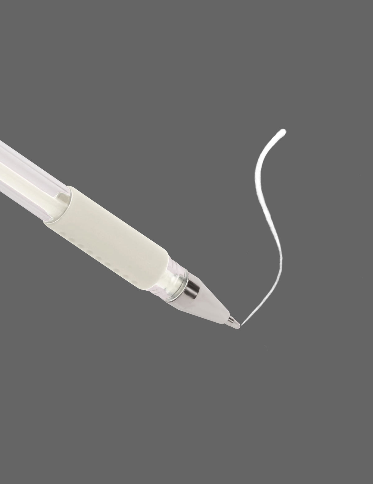 Gros plan sur la pointe et le tracé du stylo gel blanc à encre opaque
