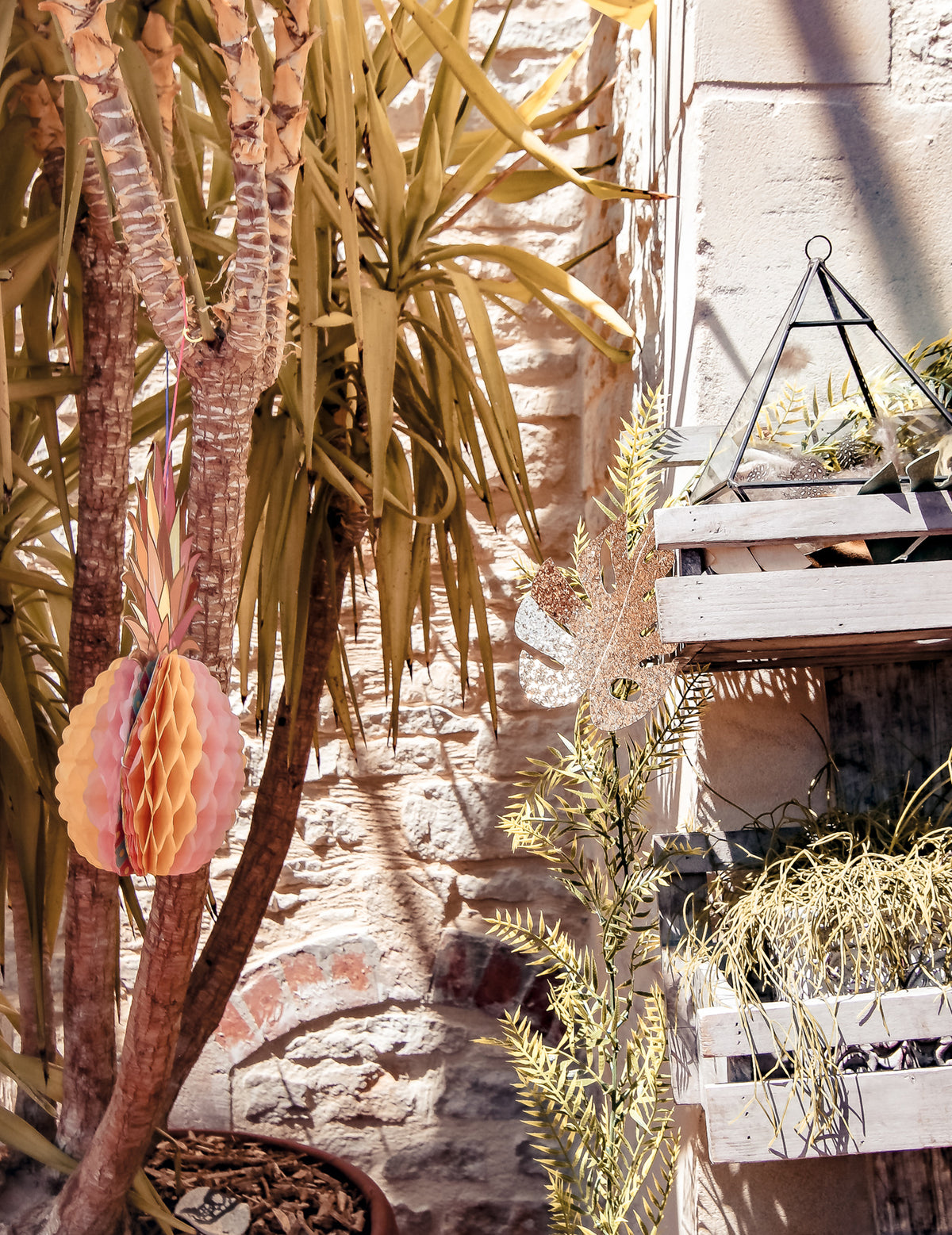 Mise en situation dans un arbre de la suspension en papier alvéolé ananas multicolore à dorure