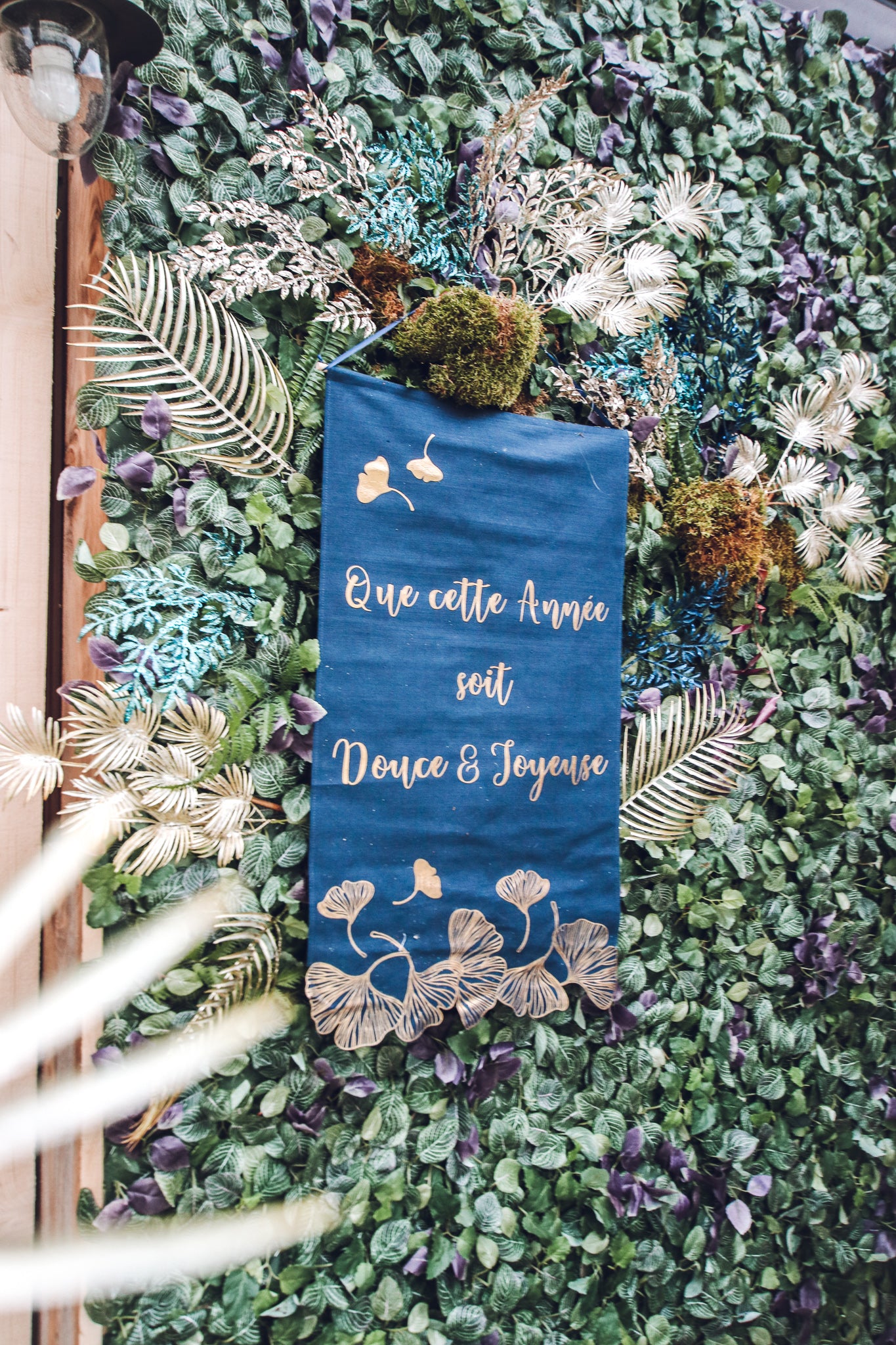 Závesná lampa Šťastný Nový Rok, ľanové ginko, námornícka modrá a zlatá, elegantná, 51,5 x 88 cm