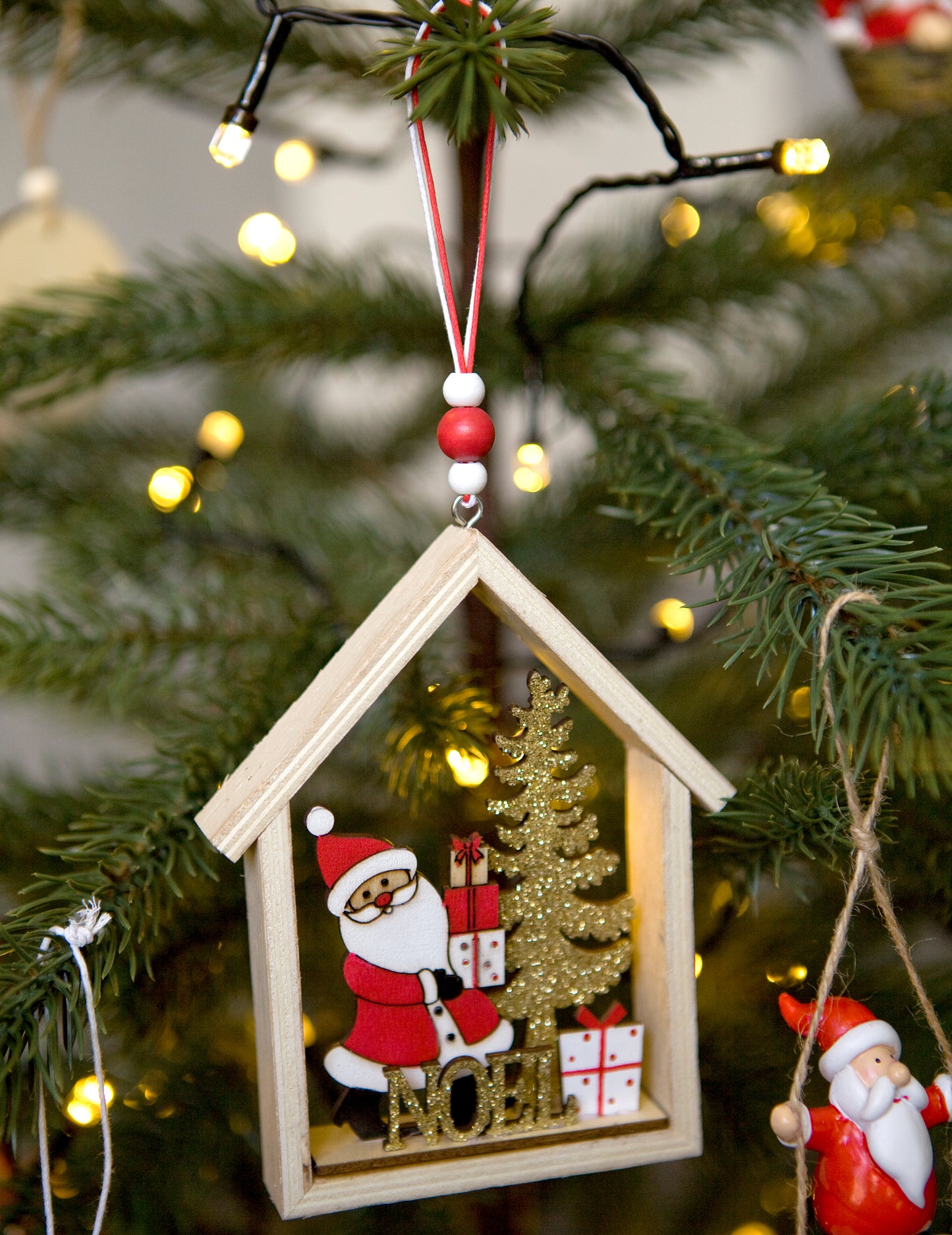 Drevený závesný Santa Claus v jeho domčeku 13 x 11 x 2 cm pre jedľu