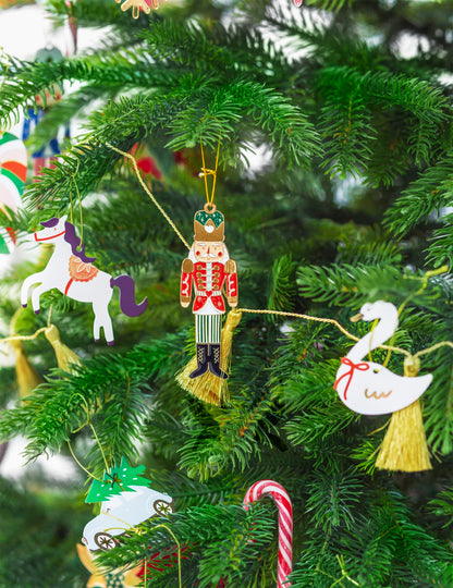 Vianočná kovová závesná ozdoba v tvare luskáčika 10 x 3 cm tradičný vojak