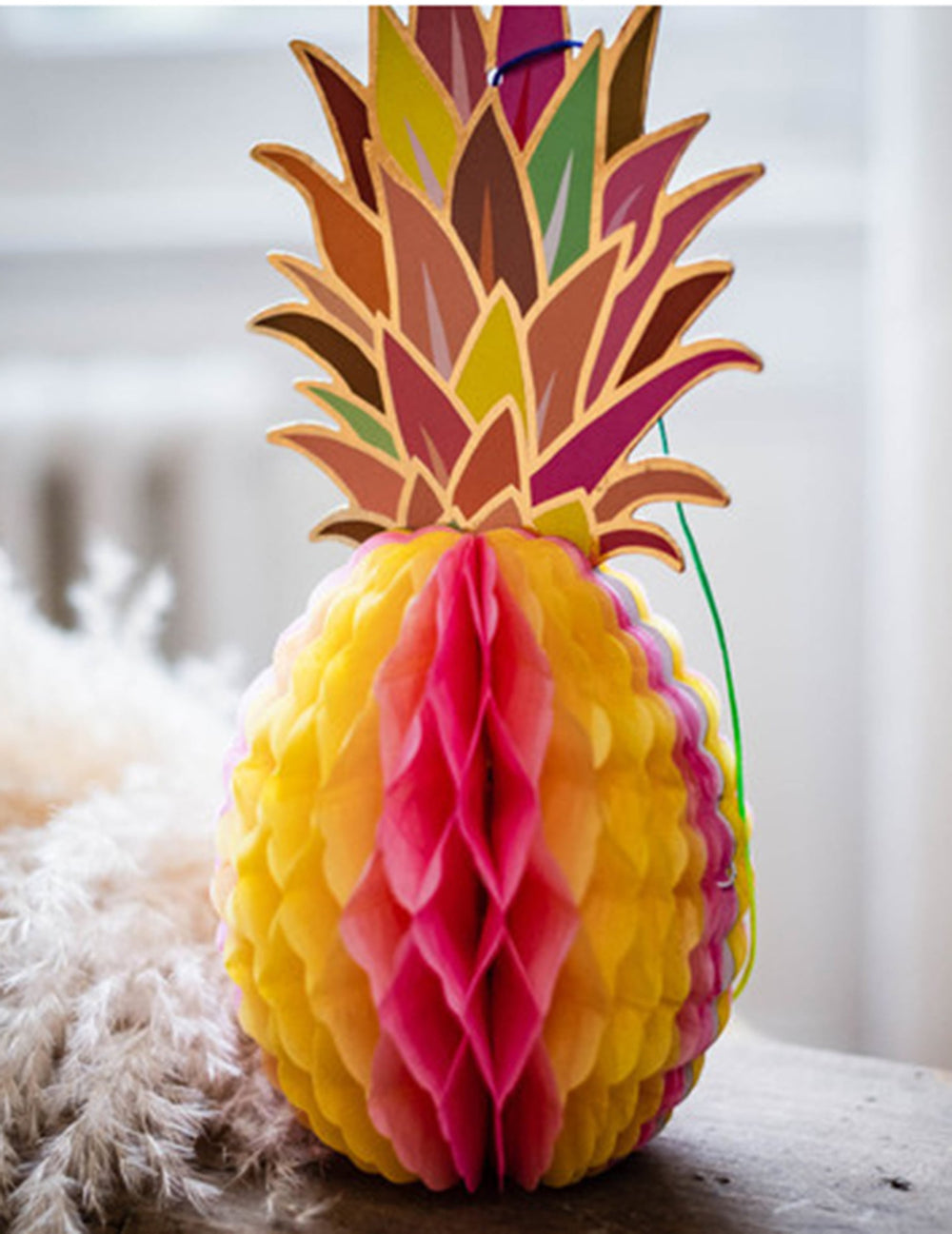 Gros plan sur les détails de la suspension en papier alvéolé ananas multicolore à dorure