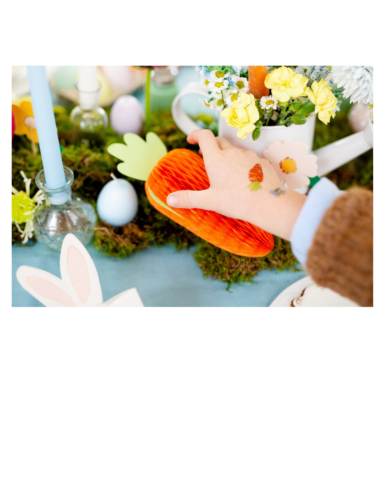 Závesná papierová dekorácia s mrkvovou včelinou 20 cm na Veľkú noc