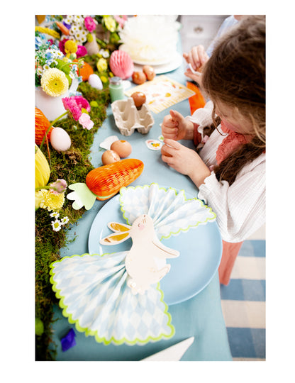 Závesná papierová dekorácia s mrkvovou včelinou 20 cm na Veľkú noc