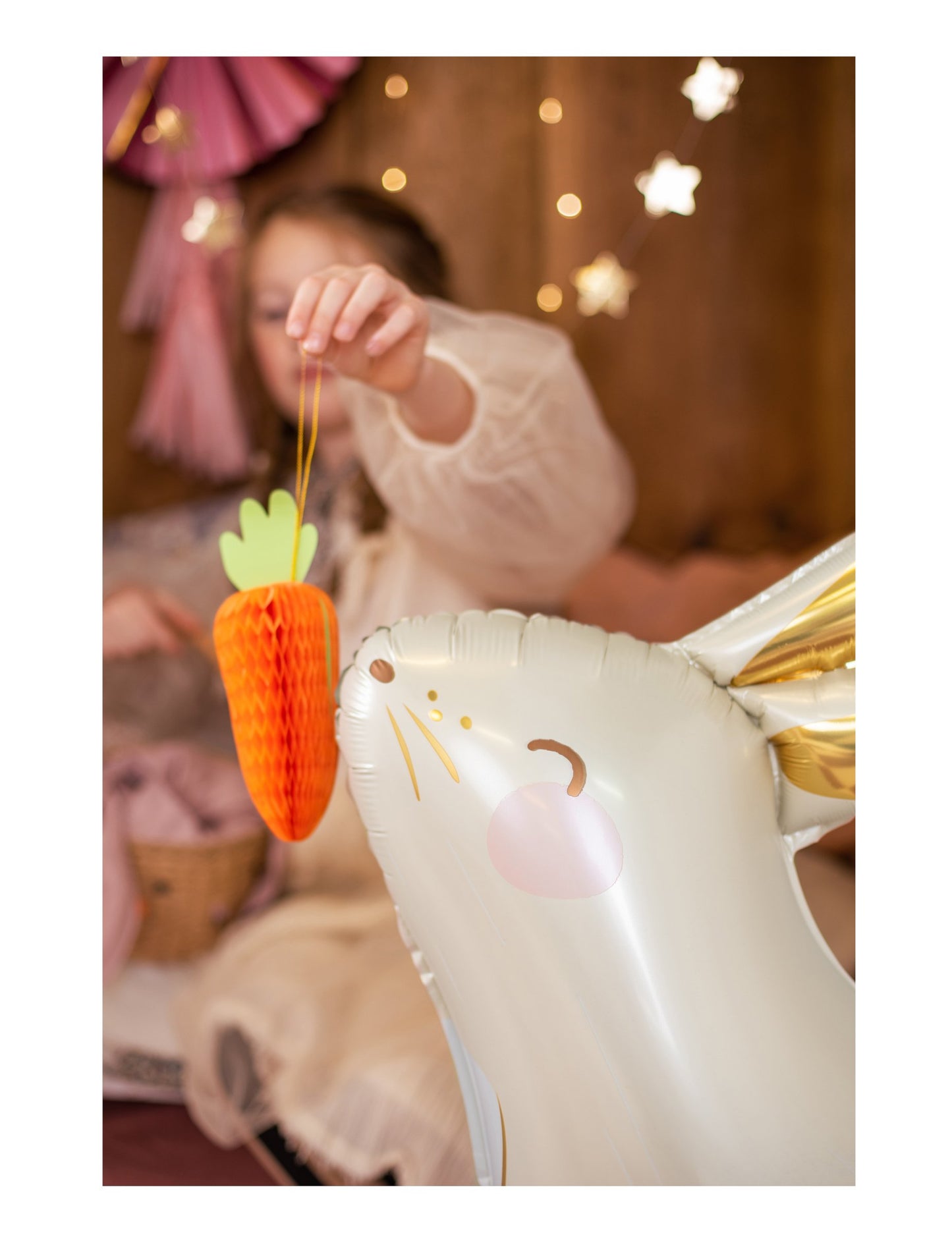 Závesná papierová dekorácia s mrkvovou včelinou 20 cm na Veľkú noc