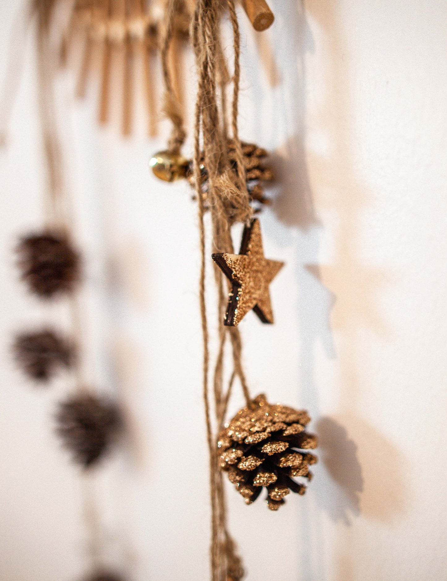 Závesná lampa s medenými trblietkami a borovicovými šiškami 50 cm a drevené hviezdy