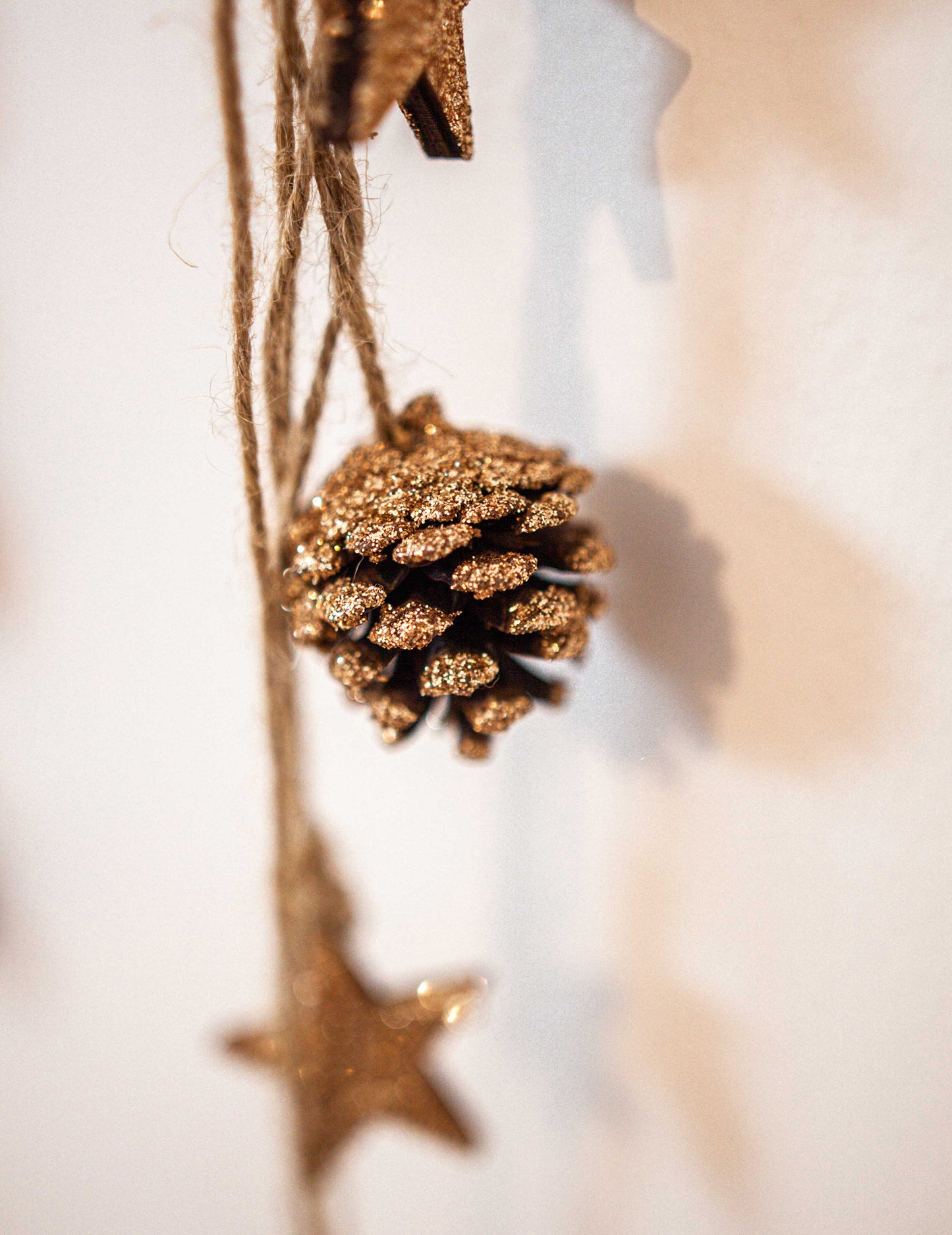 Závesná lampa s medenými trblietkami a borovicovými šiškami 50 cm a drevené hviezdy