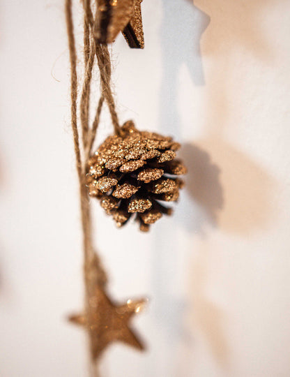 Závesná lampa s medenými trblietkami a borovicovými šiškami 50 cm a drevené hviezdy