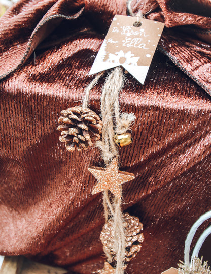 Závesná lampa s medenými trblietkami a borovicovými šiškami 50 cm a drevené hviezdy