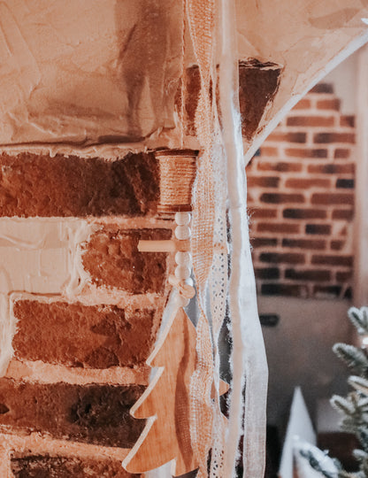 Závesná dekorácia z dreva, jedle, juty a čipky, 90 cm, štýl chaty