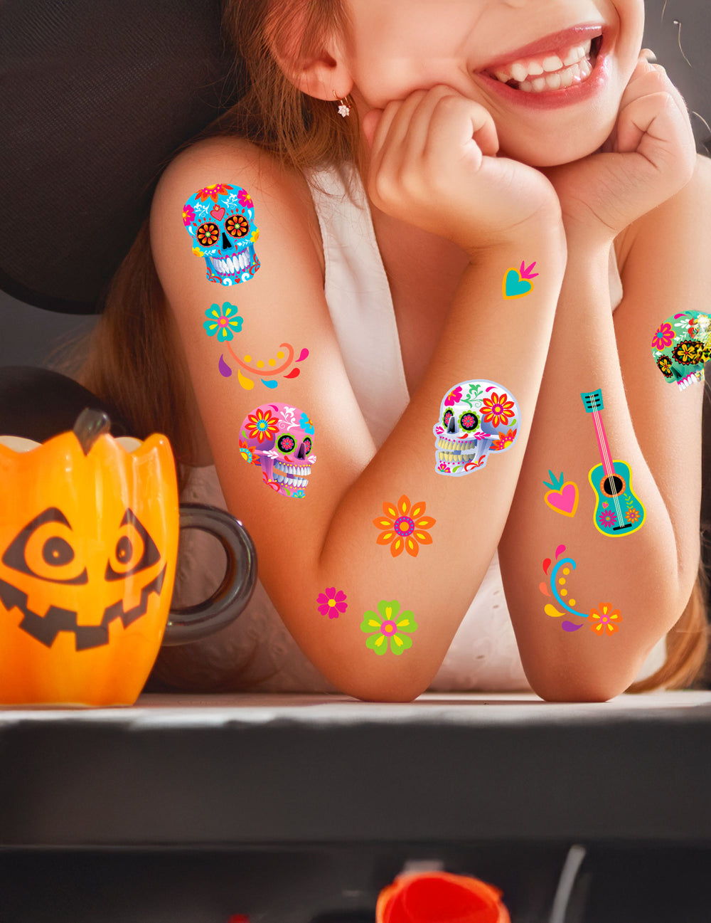 Mise en situation sur les bras des tatouages Dia de los muertos