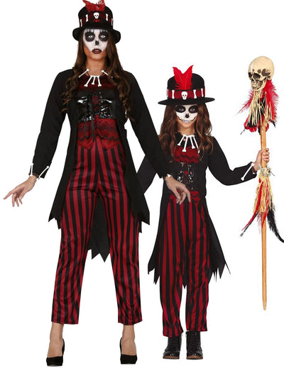 Dvojkostým matka a dcéra Voodoo na Halloween
