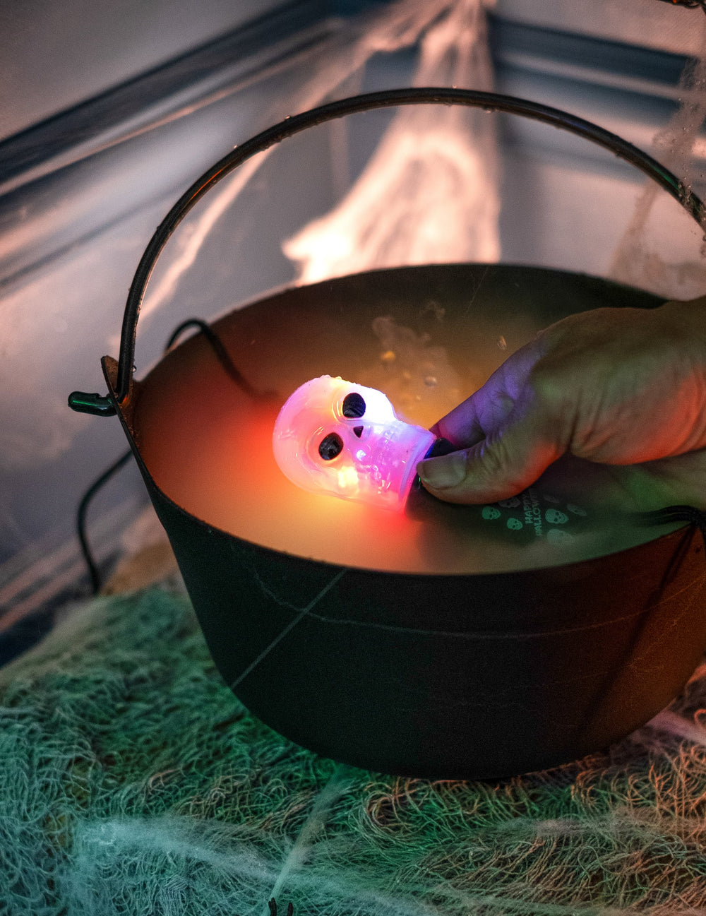 Gros plan sur la tête de mort lumineuse de la torche spinner lumineuse tête de mort
