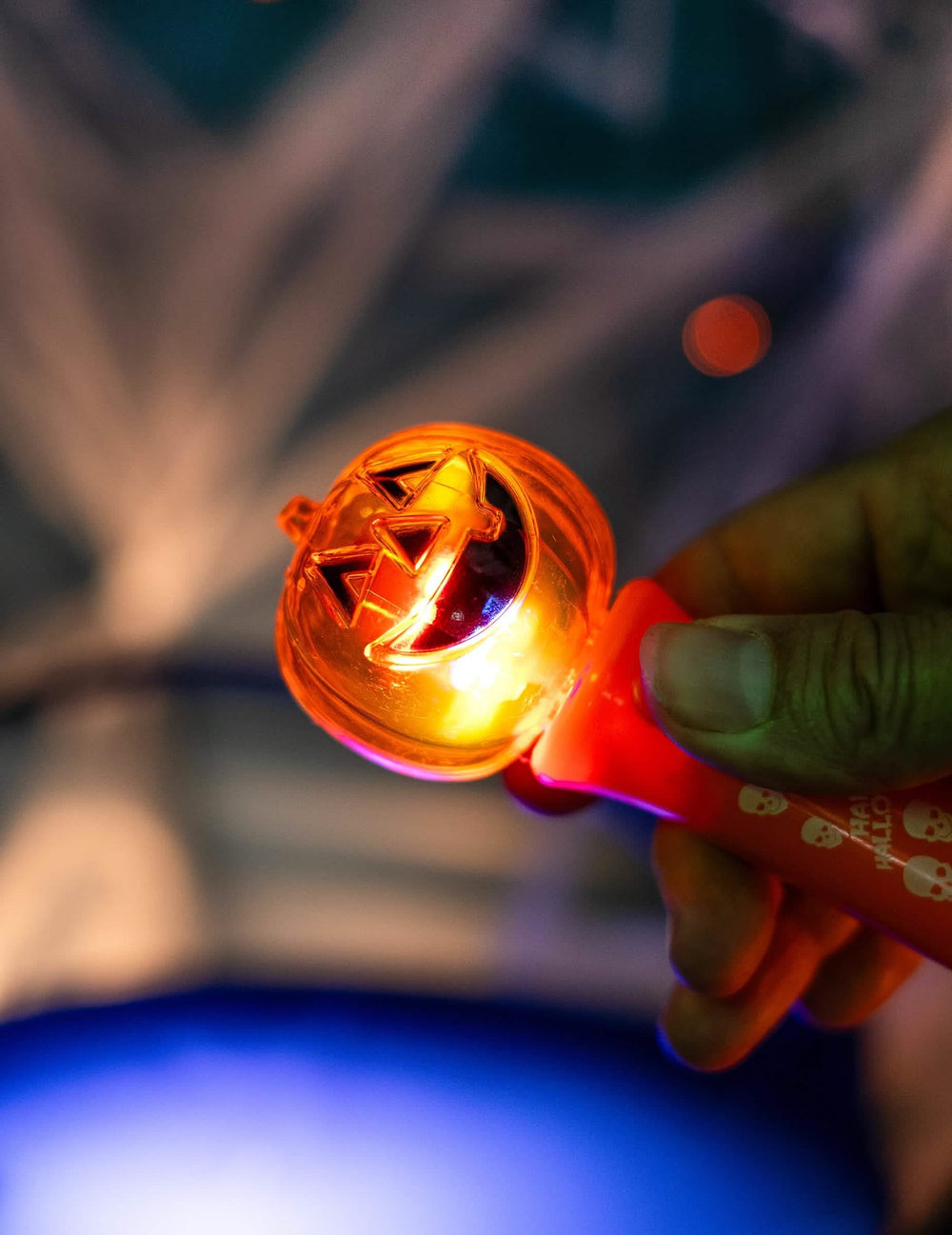 Veľký detail na svietiacu tekvicu svetelnej otočnej baterky svietiaca tekvica