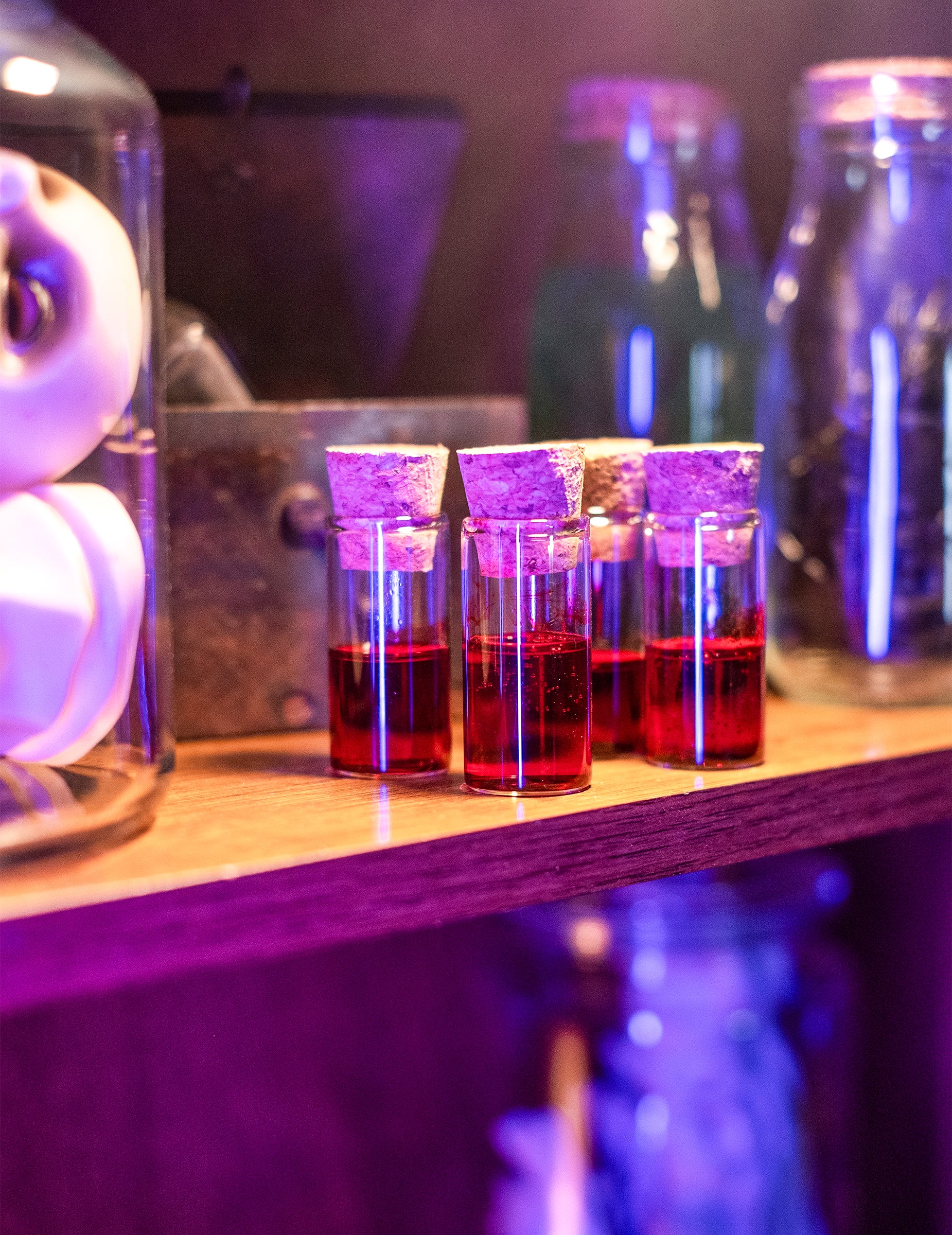 Mise en scène d'ambiance sur une étagère du tube éprouvette en verre