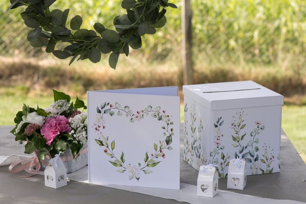 Mise en situation avec livre d'or de l'urne de mariage en carton motif végétal blanche romantique
