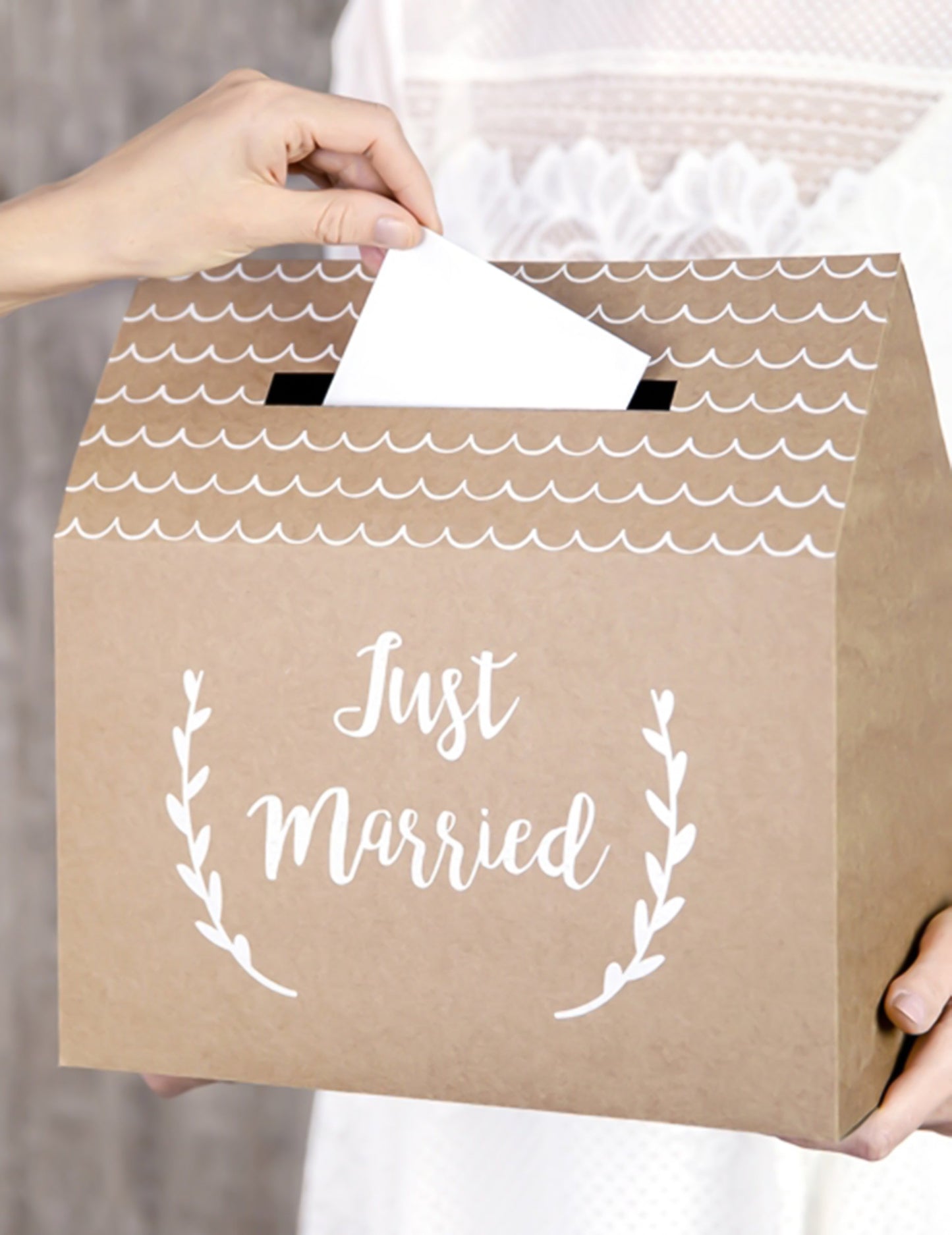 Volebná urna z kraftového kartónu, tvar domčeka „Just Married“, 30 x 30,5 x 16,5 cm cm