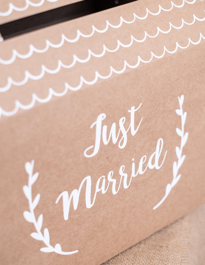 Volebná urna z kraftového kartónu, tvar domčeka „Just Married“, 30 x 30,5 x 16,5 cm cm