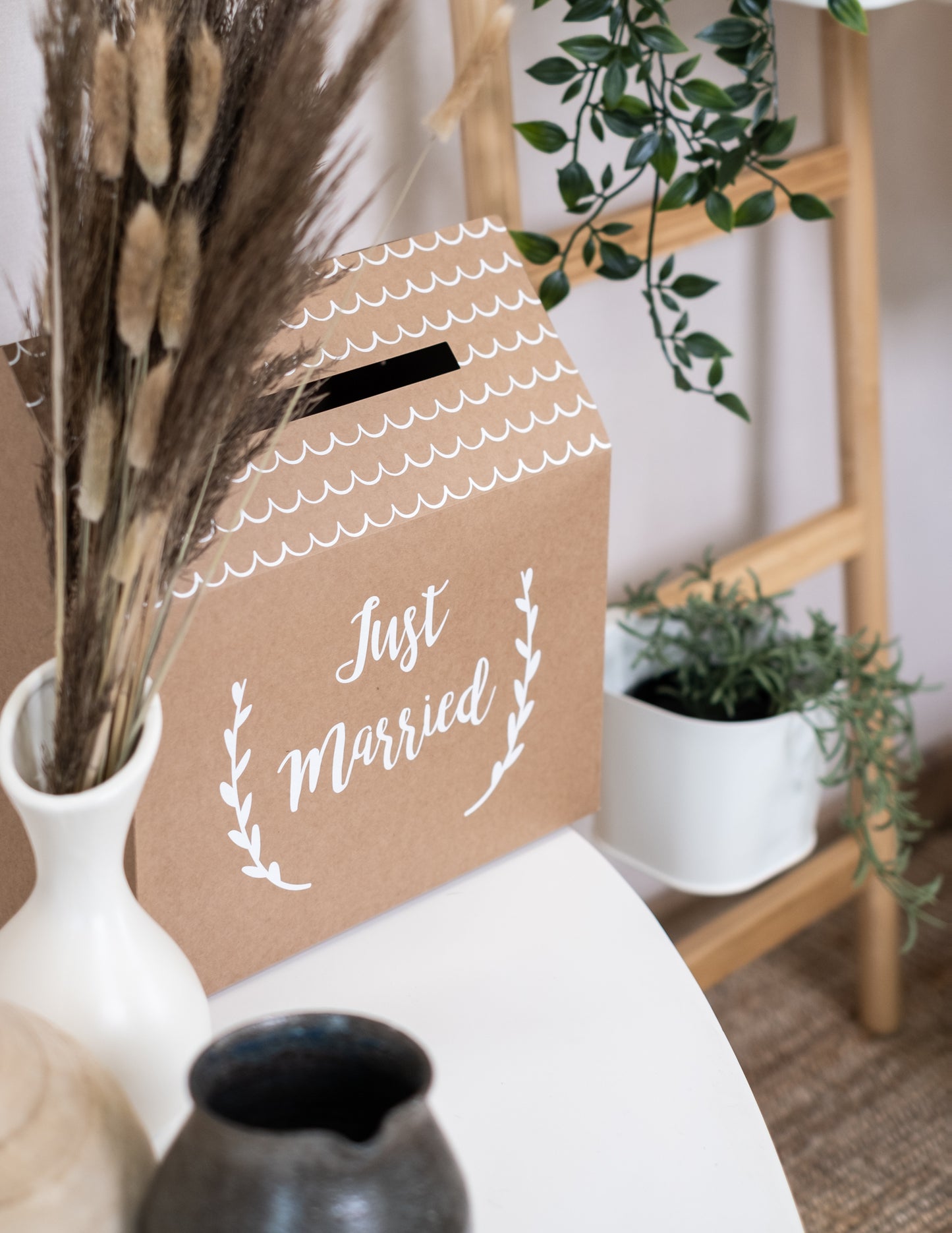 Volebná urna z kraftového kartónu, tvar domčeka „Just Married“, 30 x 30,5 x 16,5 cm cm