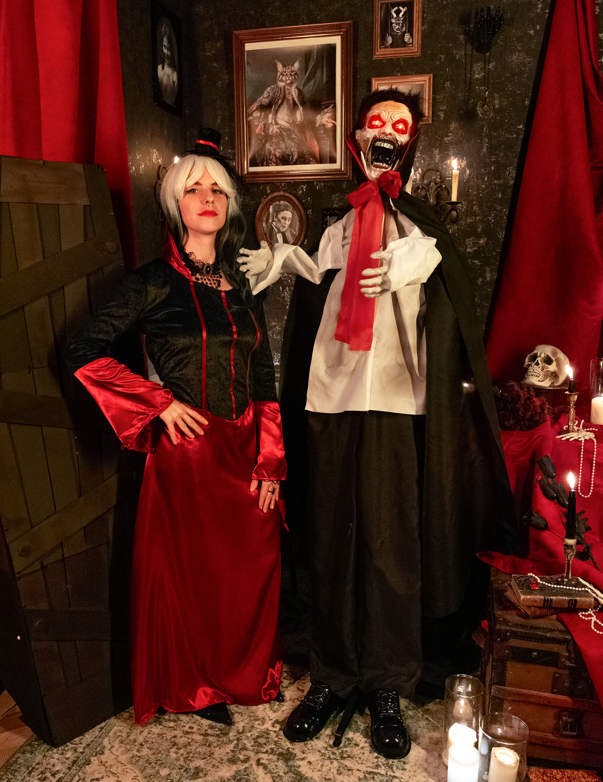 Vampire maudit animé pour Halloween noir et rouge avec yeux lumineux
