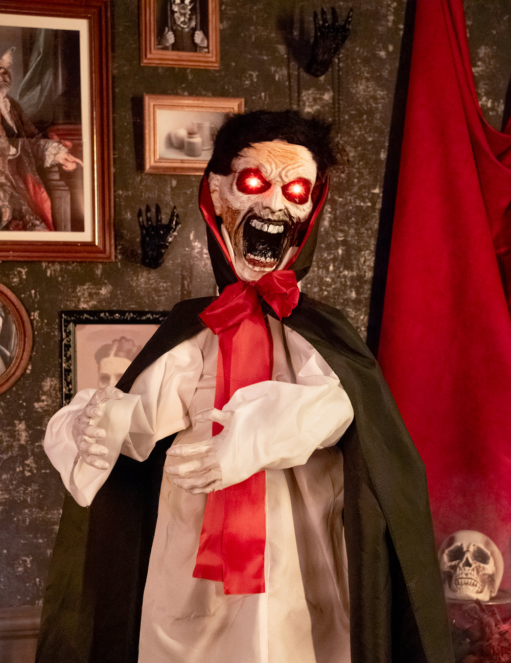 Gros plan sur le buste et les yeux lumineux du vampire maudit animé