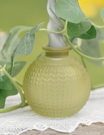 Váza z brúseného skla pistáciovej farby v bohémskom štýle