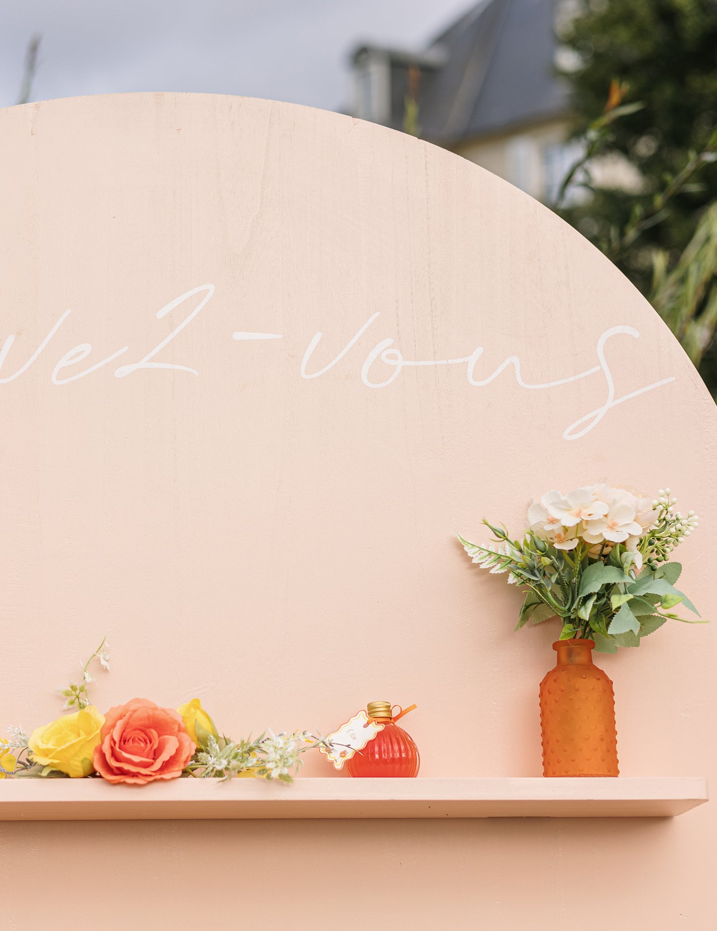 Oranžová textúrovaná sklenená váza s vyvýšenými bodkami